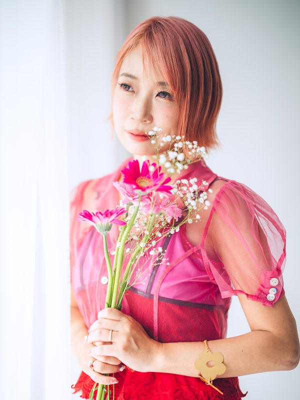 花束を持つ講師のMai