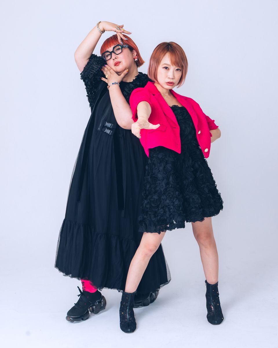 並んでポーズをとる講師のDON（左）とMai（右）